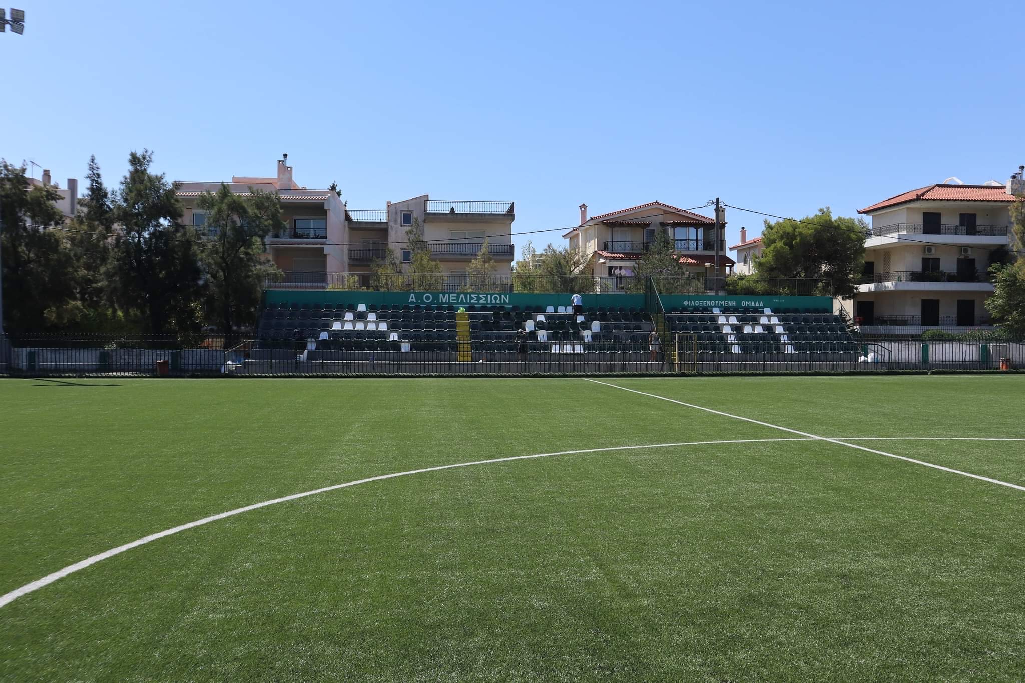 Νέος χλοοτάπητας και νέα καθίσματα στο Δημοτικό Γήπεδο ποδοσφαίρου στα Μελίσσια