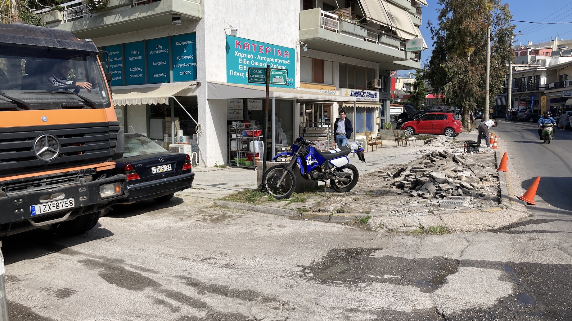 Ανακατασκευή και συντήρηση πεζοδρομίων σε κεντρικά σημεία του Δήμου Πεντέλης